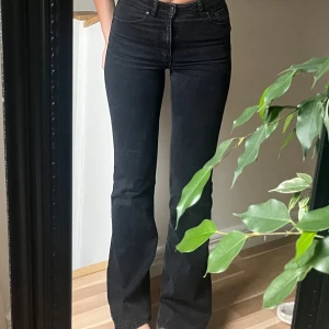 Bootcut Jeans - Medelhög midja, väldrigt bra skick