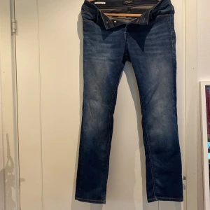 Ett par Jack and Jones jeans  - Ett par Jack and Jones jeans bra skick. Modell:straight slim tim.