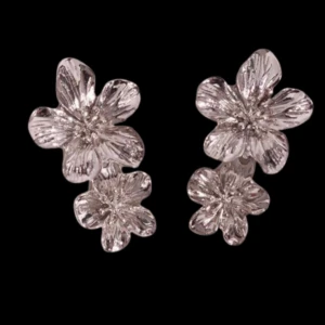 Örhängen  - Fin Blommiga örhängen  Finns i Guld/Silver 89kr/st  Eller 169kr/Paret Modell 161