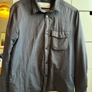 Volt overshirt - En overshirt från Volts egna märke ”These Glory Days”. Den är i använts skick. Men inget man direkt tänker på.  Storlek S.