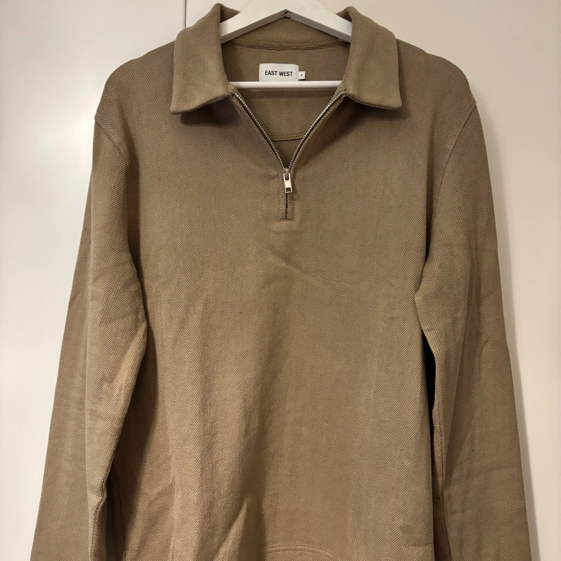 Beige tröja med dragkedja från East West