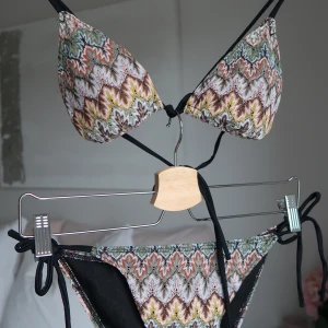 Missoni inspirerad bikini - Så snygg bikini. Storlek M, men skulle säga att den passar bättre på en S💗