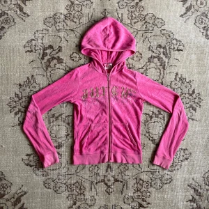 Juicy couture zip up - Vintage juicy couture zip up raka vägen från 2000 talet💓 super snygga detaljer på rygg och front💖 ovanlig modell som snatchar en perfekt men är fortfarande tillräckligt lång i ärmarna🎀 hoppas den kan komma till bättre användning 💖 känn dig fri att lä