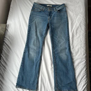 Levis jeans i ljusblå denim - Säljer ett par snygga Levis jeans i ljusblå denim. De har en klassisk låg midja med lite bootcut. Jeansens ordinarie pris 1000kr. De är i jätte bra skick! Priser kan diskuteras! 