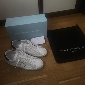 Phillipe model  - Philippe model skor, storlek 43, skick 10/10 helt oanvända. Säljs eftersom de är för stora.