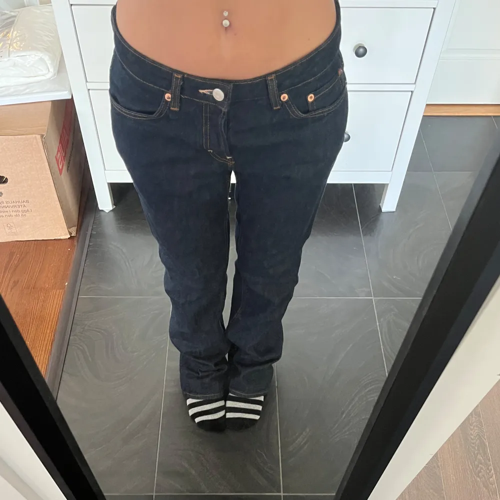 Säljer dessa supersnygga mellanmidjade jeans ifrån Weekday! Storlek 28/32 i en mörkblå färg med fina detaljer. Lite långa på mig som är 164 cm lång!. Farkut & Housut.