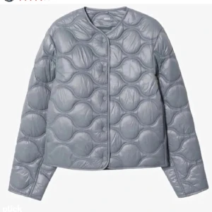 Mango jacka - Säljer den här populära mango jackan, knapparna är lite missfärgade men det snys knappt. jätte snygg och passar mer som en S men står M på lappen