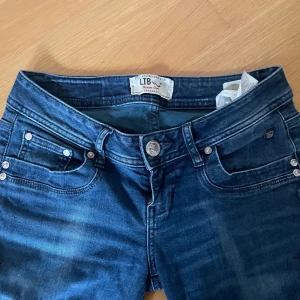 Bootcut jeans LTB - Jättefina mörkblåa jeans från ltb! Storlek 26x32! Som nya!!! Nypris 799❤️ i modellen valerie