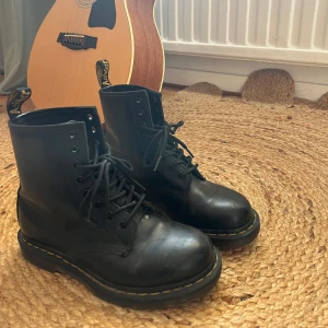 Dr Martens  - Svarta höga Dr Martens  Använda men i bra skick Storlek 37