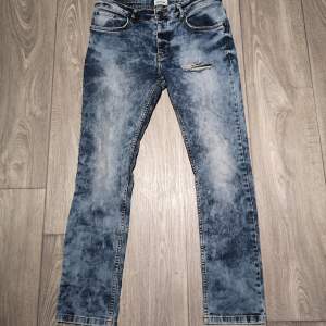 Stretchiga jeans i fint skick! Knappgylf. Storlek 32/32 (herr).