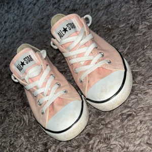 Rosa converse, storlek 40 - Knappt använda  Storlek 40 men passar 39 bättre Nypris 749 Mitt pris 200