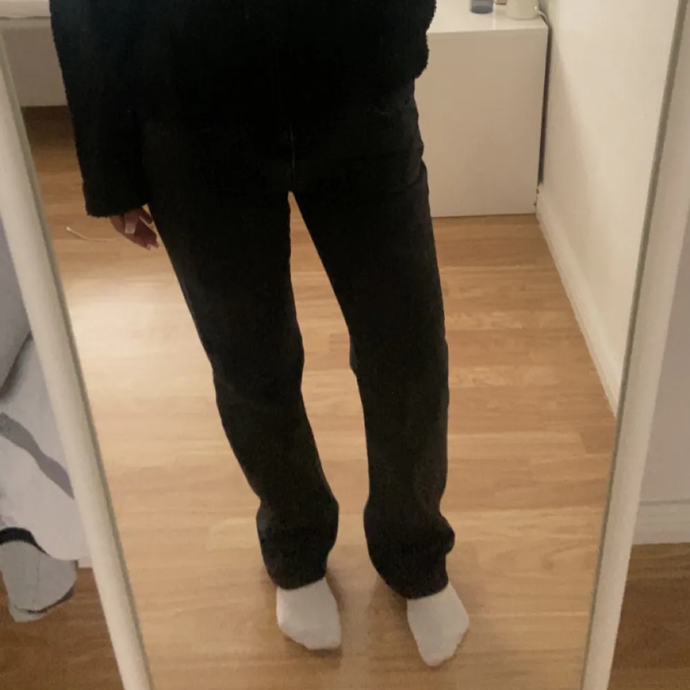 Jeans från bikbok, lågmidjade, fint skick . Jeans & Byxor.