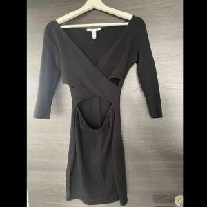 Klänning - Snygg svart klänning som nu har blivit för liten för mig. Tre kvarts långa armar. Stl xs 