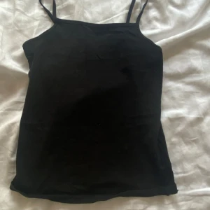 Svart linnetopp från H&M - Säljer ett linne från H&M. Passar mig som vanligtvis har xs!💕 