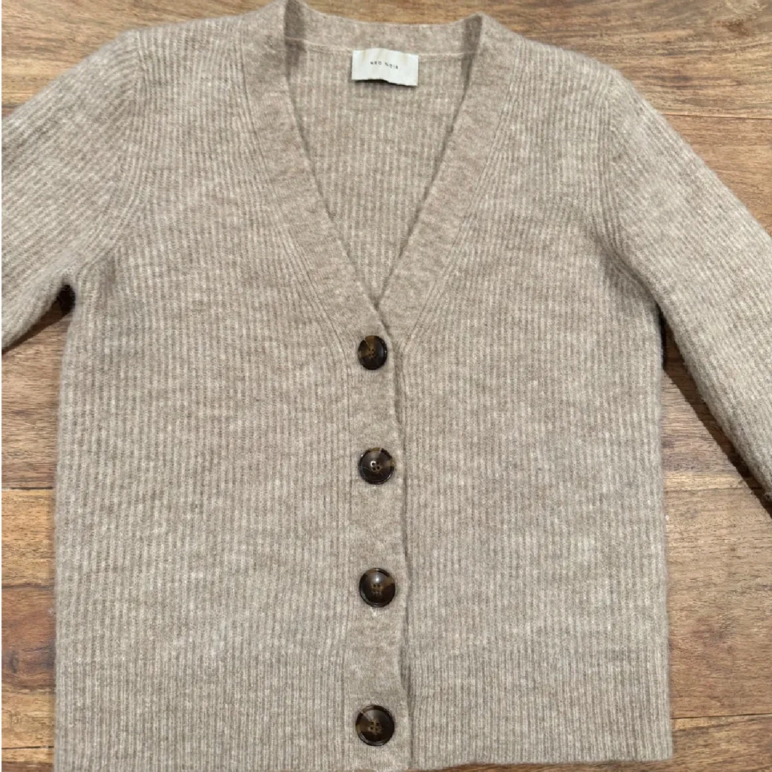 Beige stickad kofta från Neo Noir - 90