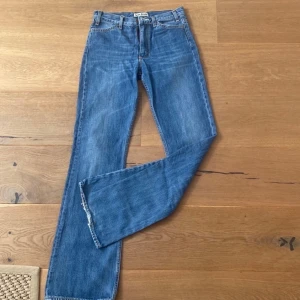 Acne studios- bootcut - Acne studios jeans, låg/medelhöga i midjan med bootcut. Sjukt snygg färg och modell, tyvärr för små för mig därav säljs de!😊  En liten slitning nere vid ena byxbenet annars i fint skick.