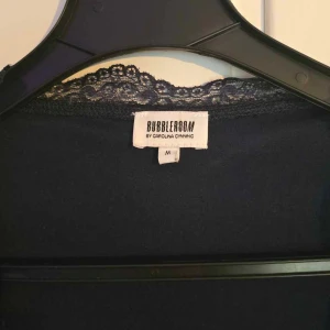 Mörkblå omlottklänning - Mörkblå spetsklänning i omlott, väldigt fin⭐️