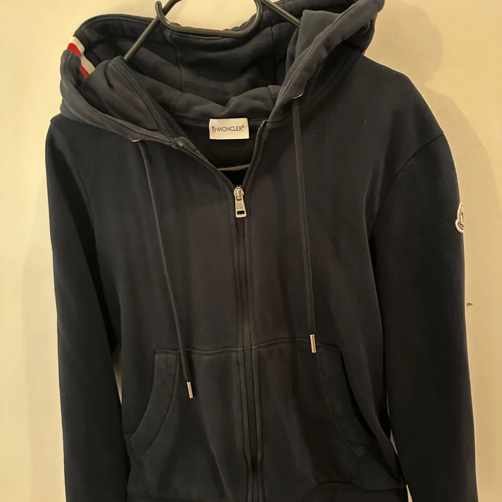 Ritkigt snygg moncler maglia tröja i mörkblå/ navyblue färg tröjan är i 7/10 skick.. Hoodies.