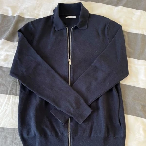 Zip tröja - Hej, säljer en snygg zip tröja från zara storlek M. Kom gärna med frågor och priset kan diskuteras🤗