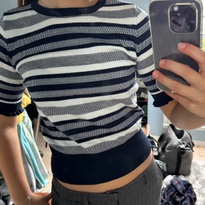 Randig blus - Jättesöt blus/tröja från Holly Whyte! Säljer då den inte kommer till användning längre💘