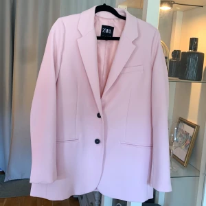 Rosa Kavaj strl S - rak modell i fint skick. Storlek S 