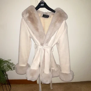 Garoff jacka  - Garoff päls jacka jätte skön i insidan säljer den då jag inte använder den längre köpt för 2000 kr säljs för 1000 