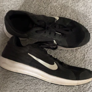 Nike gympaskor - Ett par svarta Nike gympaskor. Storlek 40, fint skick.