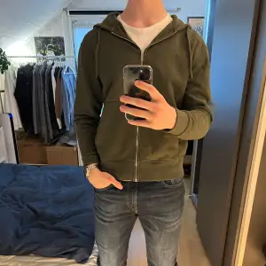 | Riktigt fet zip hoodie från topman | | Modellen är 187 cm, 83 kg | | Tröjan är i nyskick och är knappt använd | | Vid ytterligare intresse - Dm!🤝🙌🏻 | 