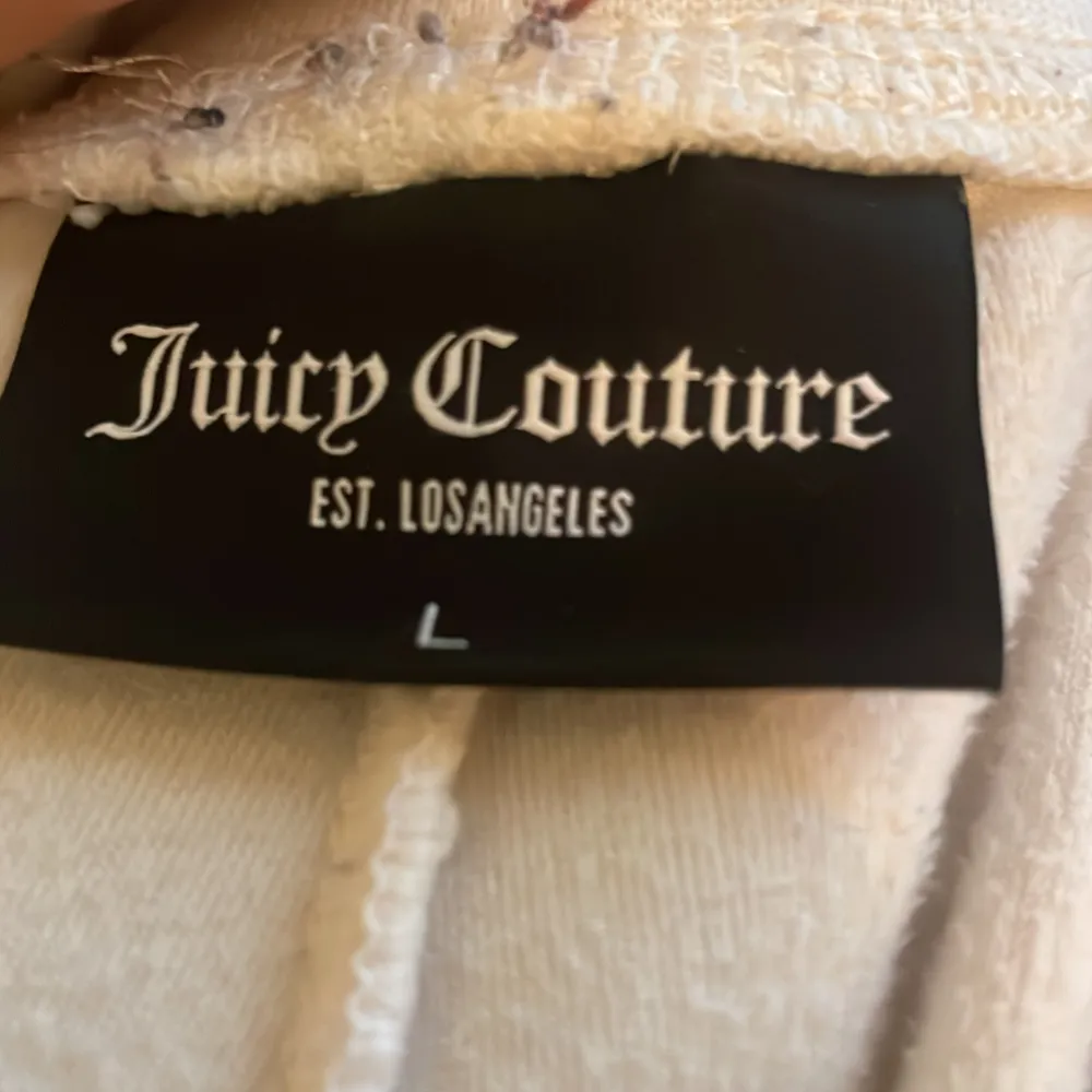 Vita juicy couture byxor inte så andvända inga skador förutom att jag tagit bort snörena  Kan diskutera priset vid snabb. Jeans & Byxor.