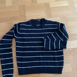 Brandy Melville  - Mörkblå vit randig stickad tröja 