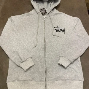 STÜSSY zip hoodie  - En Stüssy zip hoodie som är använd men skicket är som nytt och den är superskön perfekt inför hösten🤩