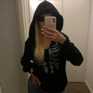 Rhinestone skeleton hoodie  - H&m hoodie med rhinestones jag själv fäst med strykjärn. Några rhinestones saknas (se bild) och plagget har en liten blekt smiley på baksidan. Det är en medium men oversized och passar därmed även en large 