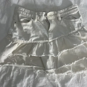 Gina jeans kjol  - Super fin jeans kjol i storlek 32 från Ginatricot,beige vit i färgen.Nästan helt oanvänd ❤️