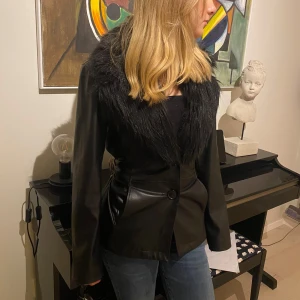 French connection jacka - En super snygg French connection jacka som jag köpte förra året för 1600kr men säljer nu för 400kr för att den inte kommer till användning.💗Jag har endast använt den ett par fåtal gånger och den är som ny skick! Inga defekter!