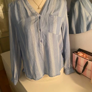Blå blus - Blå/vit randig blus köpt från H&M. Perfekt skick, i storlek small/36.❤️ 