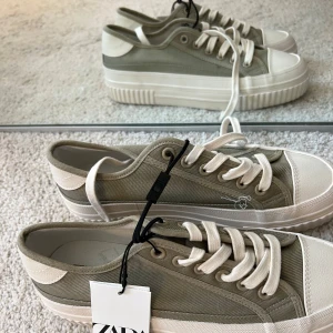 Beige och vita sneakers från Zara - Säljer ett par snygga och stilrena sneakers från Zara i beige och vitt. Perfekta för både vardag och avslappnade tillfällen. ☺️  Helt nya med prislapp kvar! 
