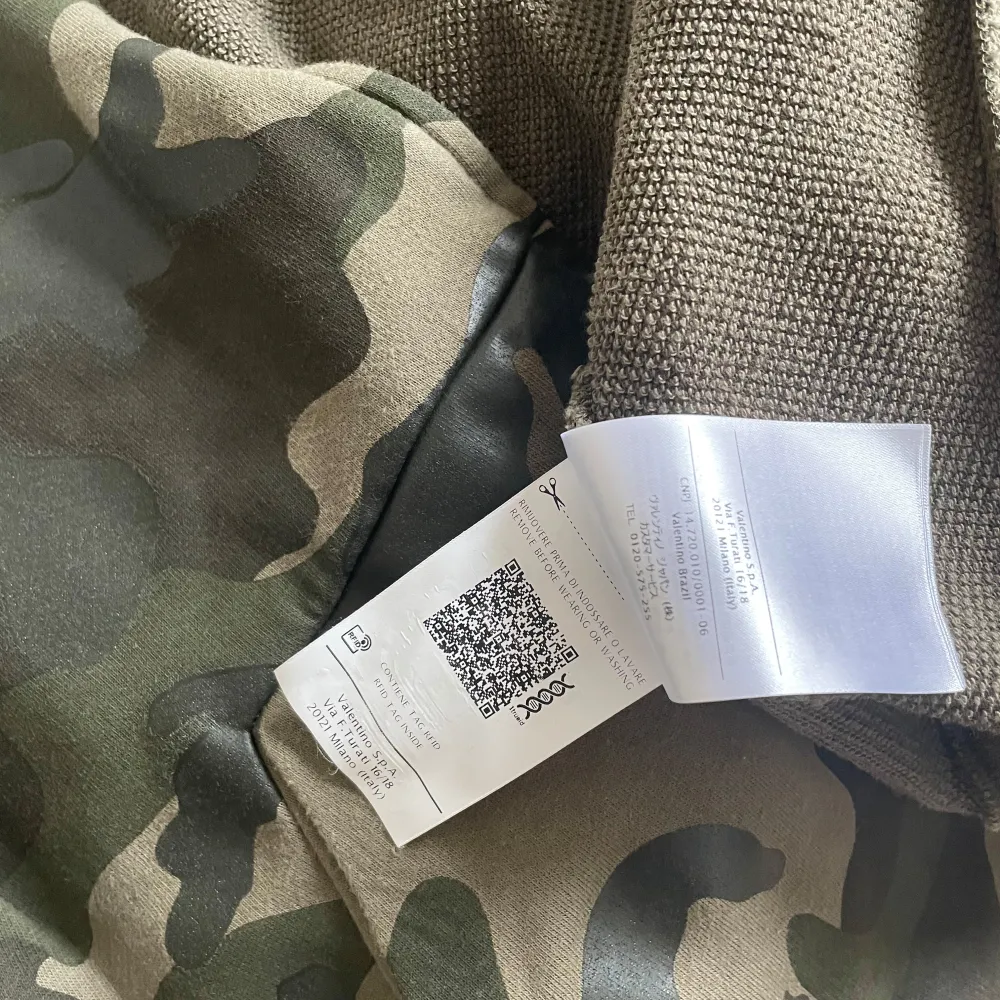 Säljer en snygg och stilren camouflage hoodie från Valentino. Äkthet garanteras! Storlek S/M. Skick 9/10. Mitt pris 1700kr🤝. Tröjor & Koftor.