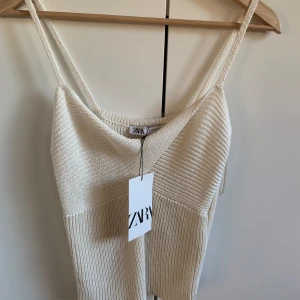 Stickad topp från zara - Jättesnygg topp från zara. Helt oanvänd med lapparna kvar. I strl M men skulle säga passar XS och S också!💞köparen står för frakten. 