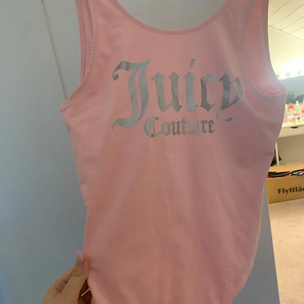 Jätte fin rosa juicy baddräkt i storlek 14-15 år vilket är S, Använd 2 gånger . Toppar.