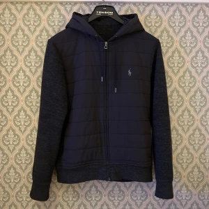 Ralph lauren cardigan - Sjukt fet och eftertraktad polo ralph lauren cardigan. Den är i riktigt bra skick utan defekter, bara att skriva vid frågor🙌🏻