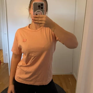 Acne T-shirt  - T-shirt från Acne, storlek S. Nyskick