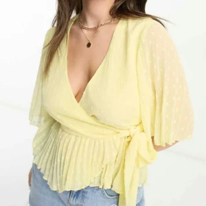 Blus - Säljer denna söta topp, använt en gång så som ny. Strl 34, 170kr💓