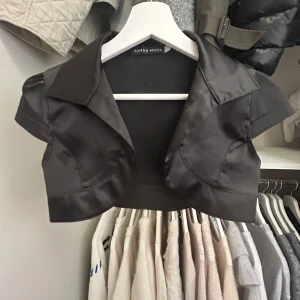 Bolero  - Söt bolero! Är tyvärr lite för liten på mig, men såå fin. Använd gärna köp nu 