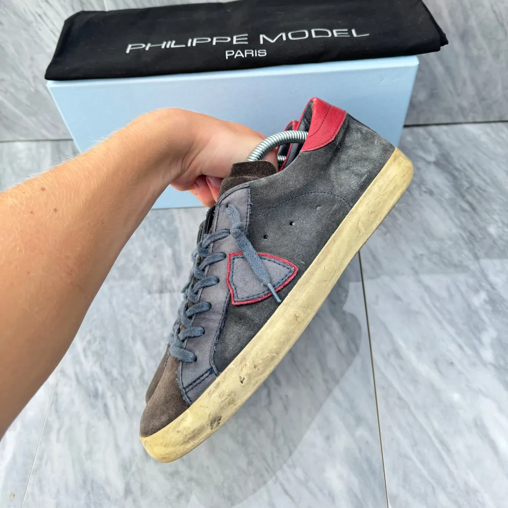 STEAL! Philippe Model sneakers | Fint skick | Sitter 0,5 storlek större | Nypris: 4000 kr | Ingår: endast skorna | Frakt spårbart via Postnord eller Instabox, där köparen betalar | Tveka inte att höra av dig vid frågor📩. Skor.