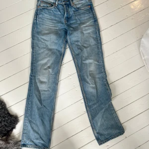 Weekday jeans - Säljer mina nya Weekday jeans då de är lite för trånga över höften på mig tyvärr💕helt oanvända. 