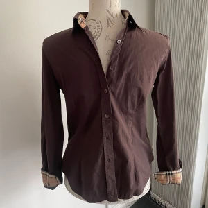 Burberry skjorta - Burberry skjorta✅ Storlek M men sitter som s/xs Inget og därav priset  Säljes då den ej passar längre Kan även bytas mot något snyggt bälte eller keps 599kr billigare vid snabb affär ✅
