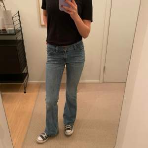 Så snygga flare/ bootcut jeans från Brandy Melville!! Skulle säga att storleken är typ 36