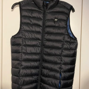 Svart väst - Svart väst med märke blend Storlek S