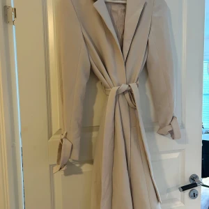 Kappa  - Beige kappa från HM med skärp