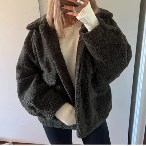 Zara Jacka💚 - Denna ursnygga fina jacka perfekt nu till hösten💚💚 använd fåtal gånger!!